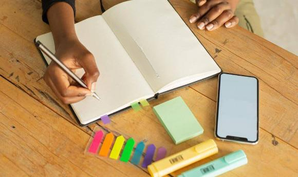 یادداشت‌برداری موثر یکی از مهم‌ترین مهارت‌ها برای دانش‌آموزان، دانشجویان و حتی افرادی است که در محل کار از دفتر استفاده می‌کنند. اما بسیاری از افراد از دفتر و یادداشت‌برداری تنها برای نوشتن مطالب استفاده می‌کنند و جذابیت و خلاقیت را نادیده می‌گیرند. ۱۰ ایده خلاقانه برای دفتر و یادداشت‌برداری بهتر